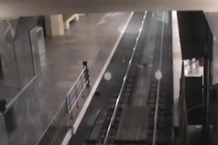 JEZIVI SNIMAK KOJI LEDI KRV U VENAMA: Kamere snimile voz DUH kako pristaje na stanicu